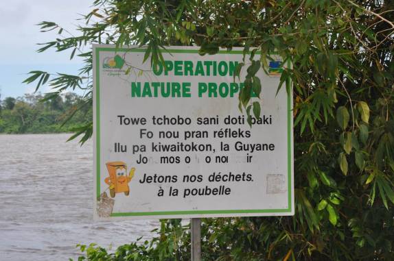 Placa bilingue (francês e taki-taki) em Mana, na Guiana Francesa